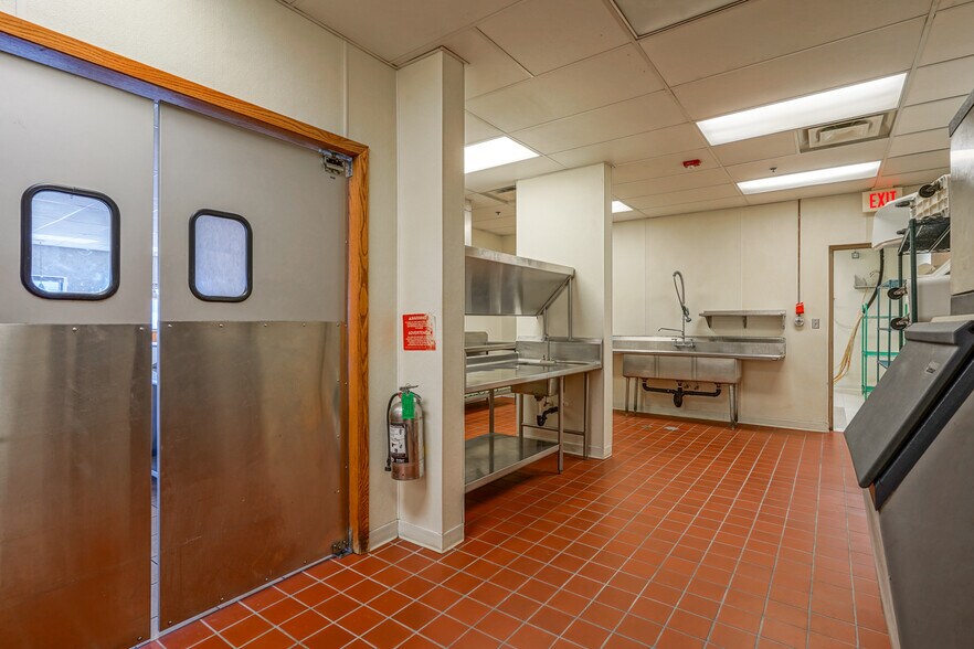 More Photos Of 3450 Gateway Dr, Grand Forks Restaurant For Lease