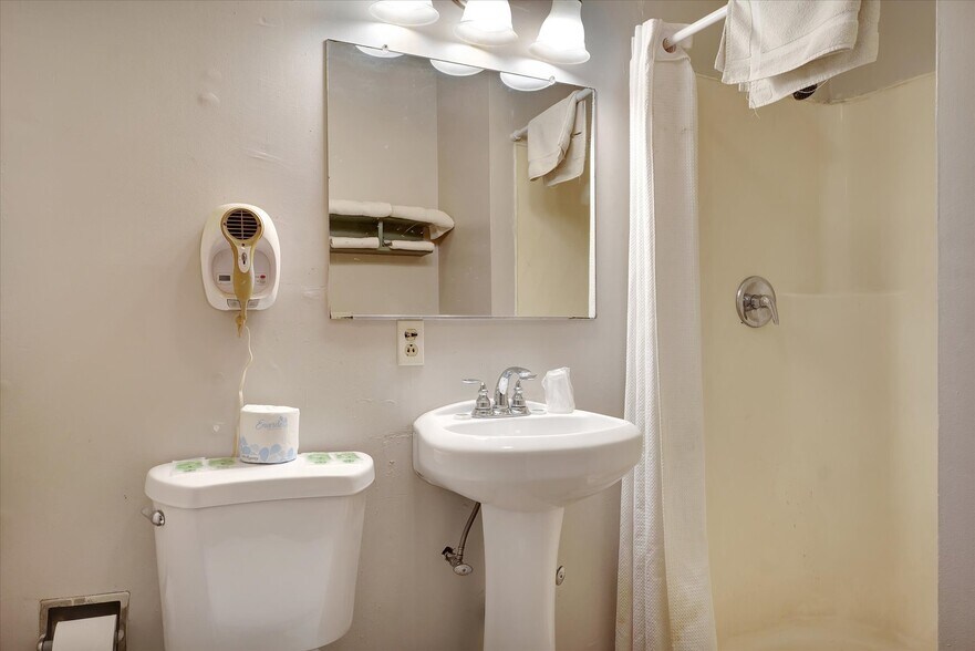 More Photos Of 1295 IL-16, Shelbyville Hotel For Sale