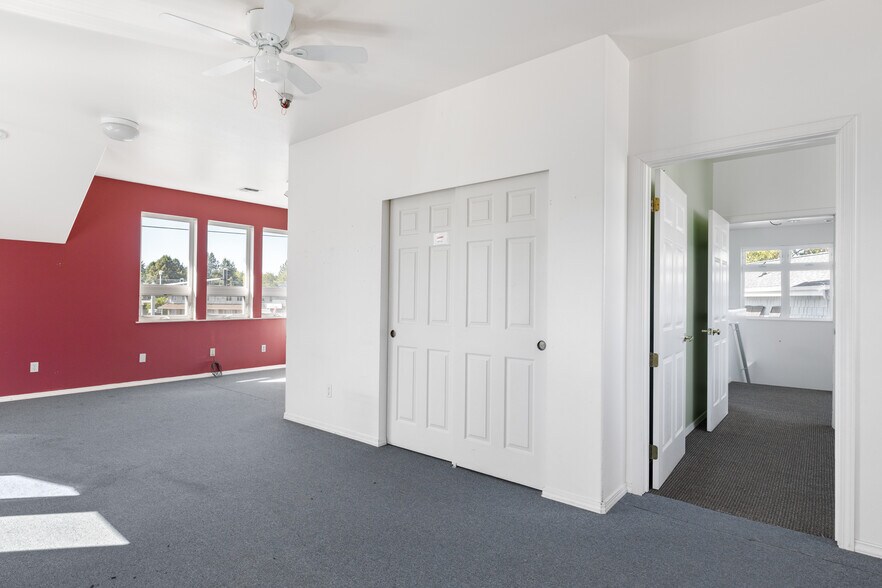 More Photos Of 35 SE Ely St, Oak Harbor Office For Sale