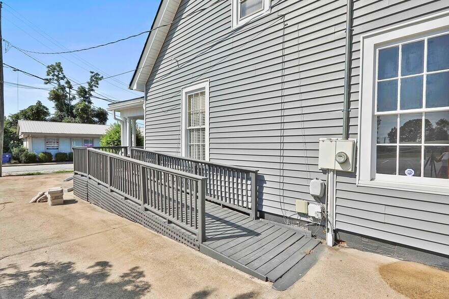 More Photos Of 8 Savannah St, Newnan Office For Lease