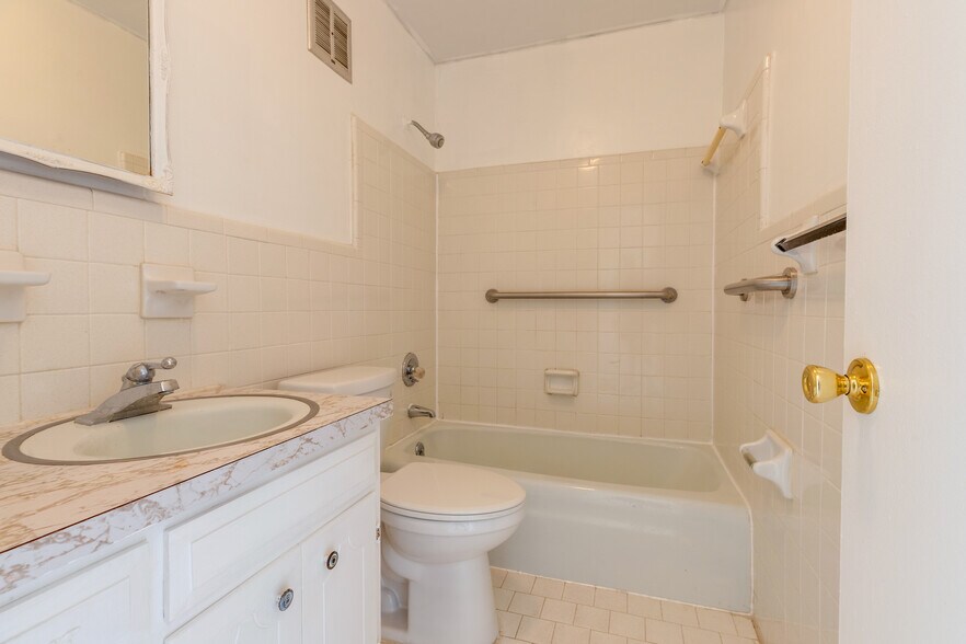 452 Ashe Ave, New Johnsonville, TN 37134 Apartments For Sale