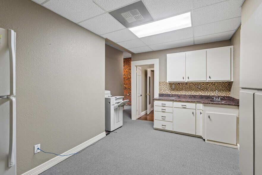 More Photos Of 111 S Travis St, Sherman Office For Sale