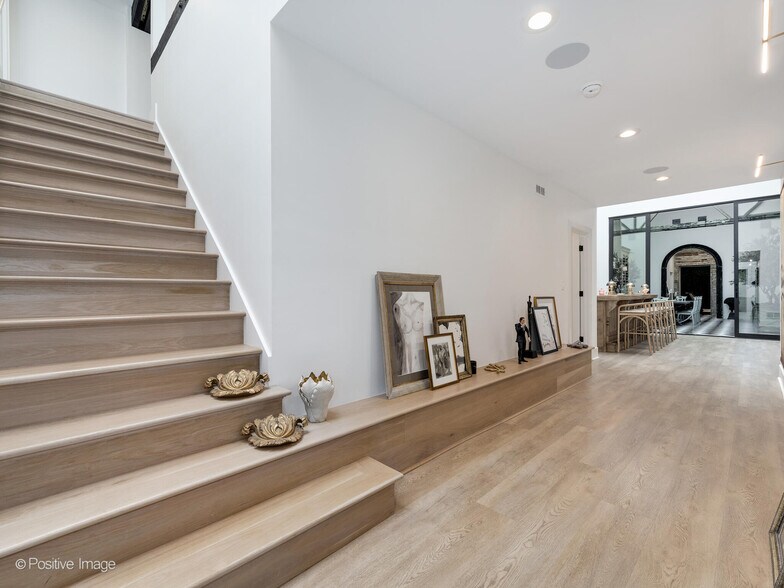 More Photos Of 2733 N Pulaski Rd, Chicago Showroom For Sale