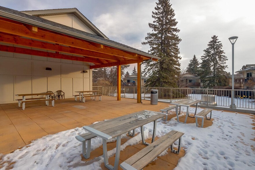More Photos Of 2105 90 Av SW, Calgary Apartments For Lease