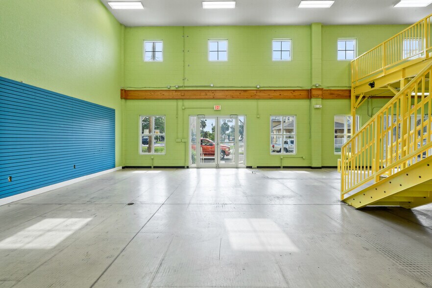 More Photos Of 410 S Hopkins Ave, Titusville Storefront For Lease