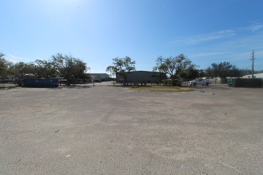 More Photos Of 1610 12th St E, Palmetto Service For Sale