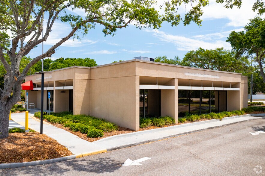 More Photos Of 935 Beneva Rd N, Sarasota Bank For Lease