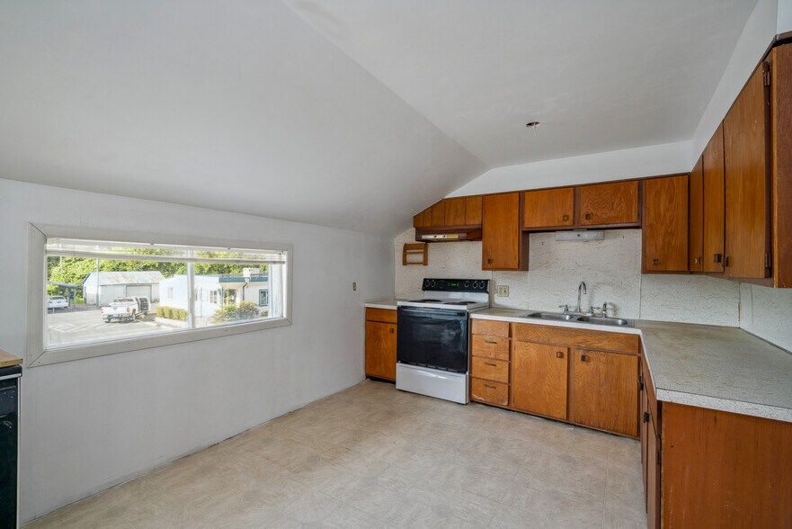 More Photos Of 35800 7th (Hwy101) St, Nehalem Storefront Retail Residential For Sale