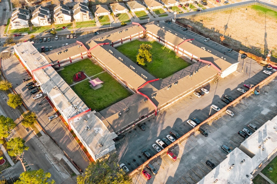 More Photos Of 3300 Garden Oaks Dr, New Orleans Apartments For Sale