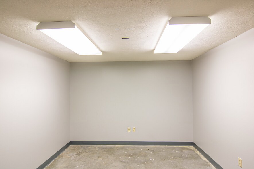 More Photos Of 1968 E Chestnut Expy, Springfield Office For Lease