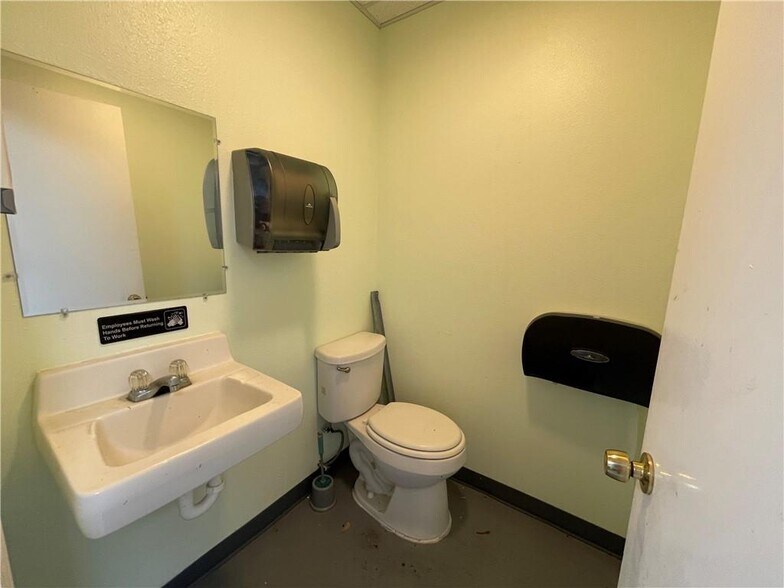 More Photos Of 1002 Victoria, Refugio Restaurant For Sale