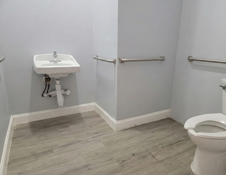 More Photos Of 495 Clinton Ave, Newark General Retail For Lease
