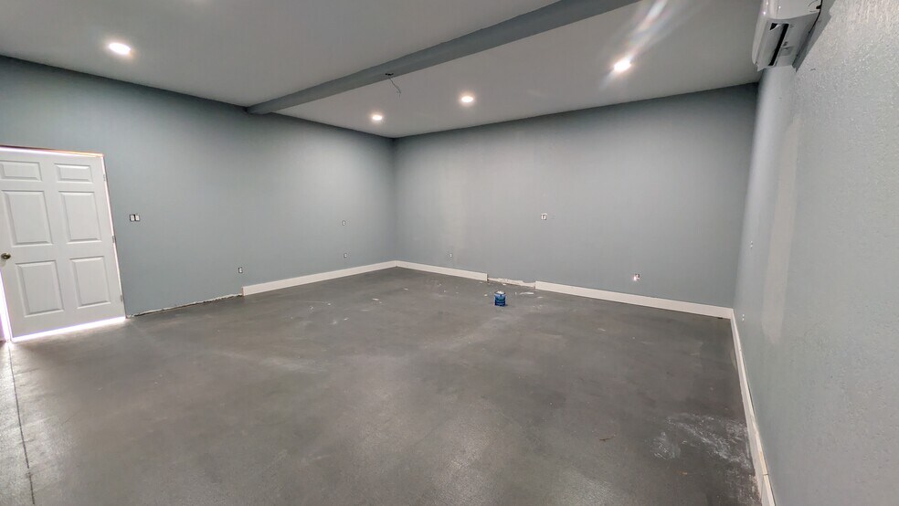 More Photos Of 515 Mountain Dr, Destin Flex For Lease