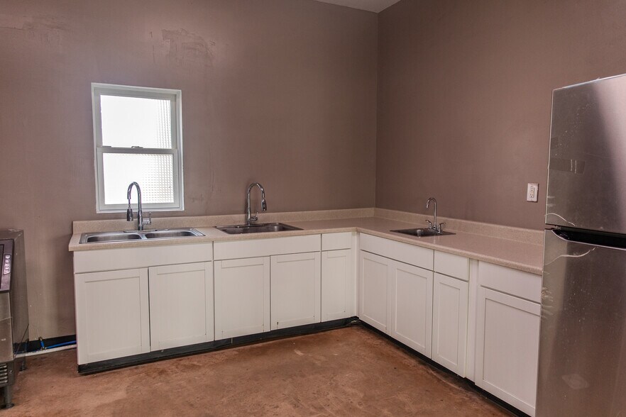 More Photos Of 1402 Bear St, Madison Specialty For Sale