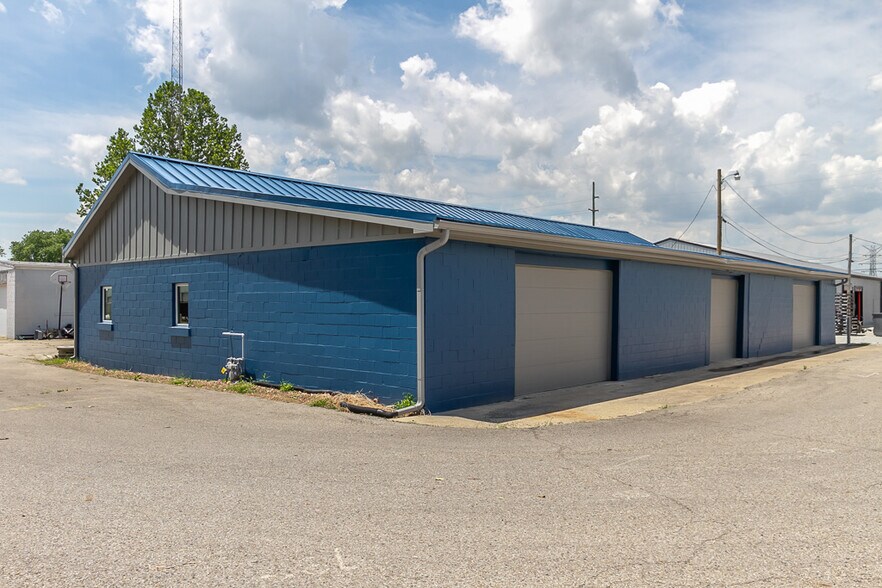 More Photos Of 925 Virginia St, Shelbyville Warehouse For Lease