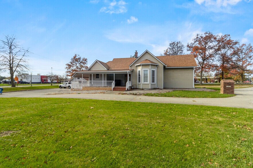 More Photos Of 405 Lafayette Rd, Noblesville Office For Sale
