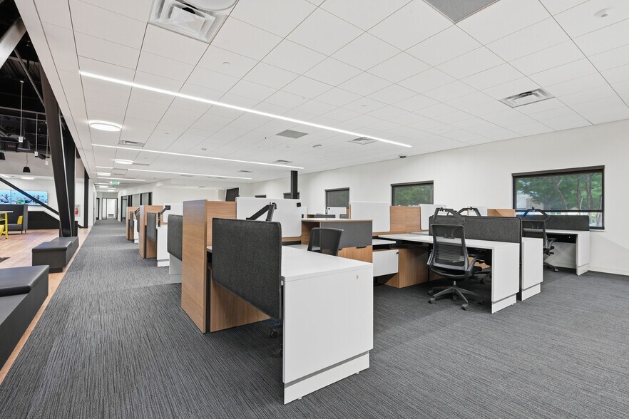 More Photos Of 15505 Wright Brothers Dr, Addison Office For Lease