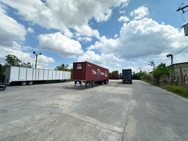 More Photos Of 9 Aviation Ct, Garden City Warehouse For Lease
