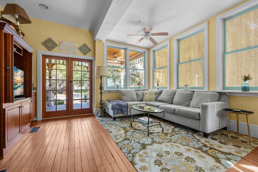 More Photos Of 221 SE 7th St, Gainesville Hospitality For Sale