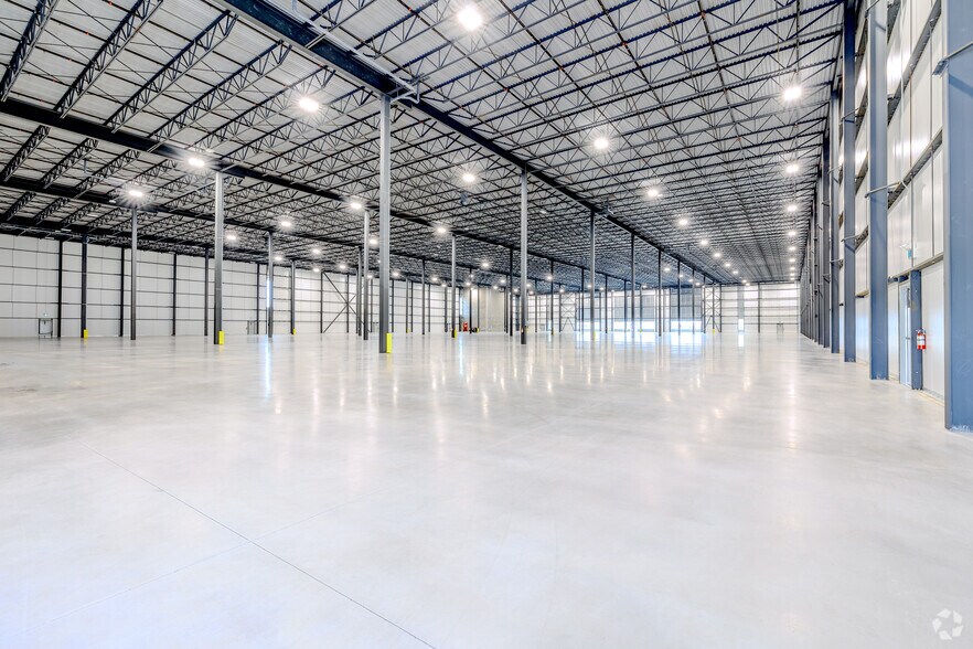 More Photos Of 190 Glover Rd, Hamilton Distribution For Lease