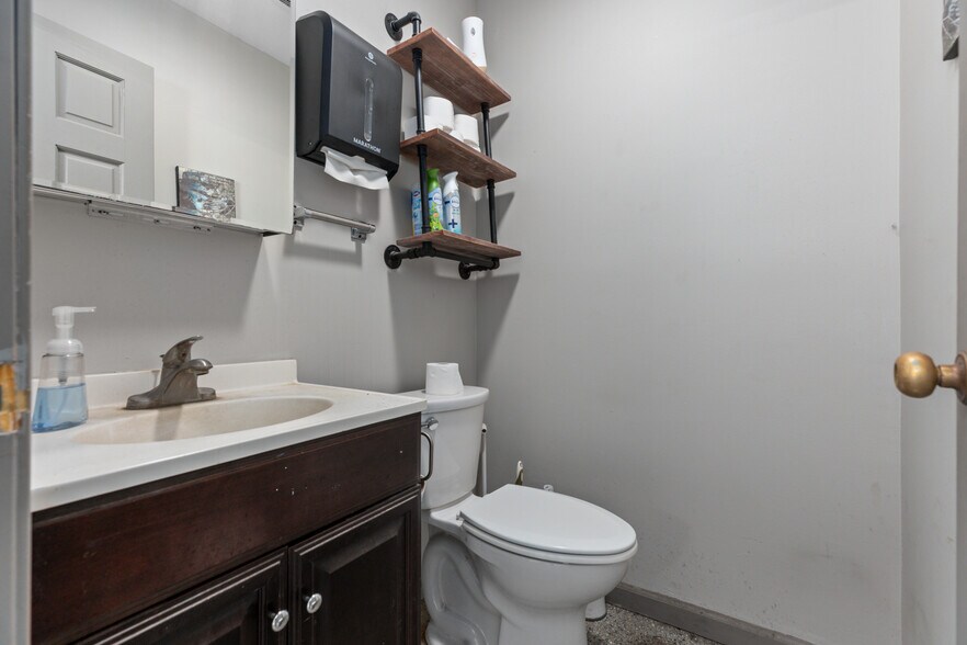 More Photos Of 2149 E Frontage Rd, Staunton Auto Dealership For Sale