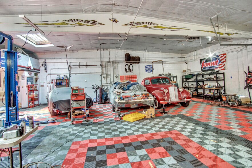 More Photos Of 18422-18428 Gault St, Reseda Warehouse For Lease