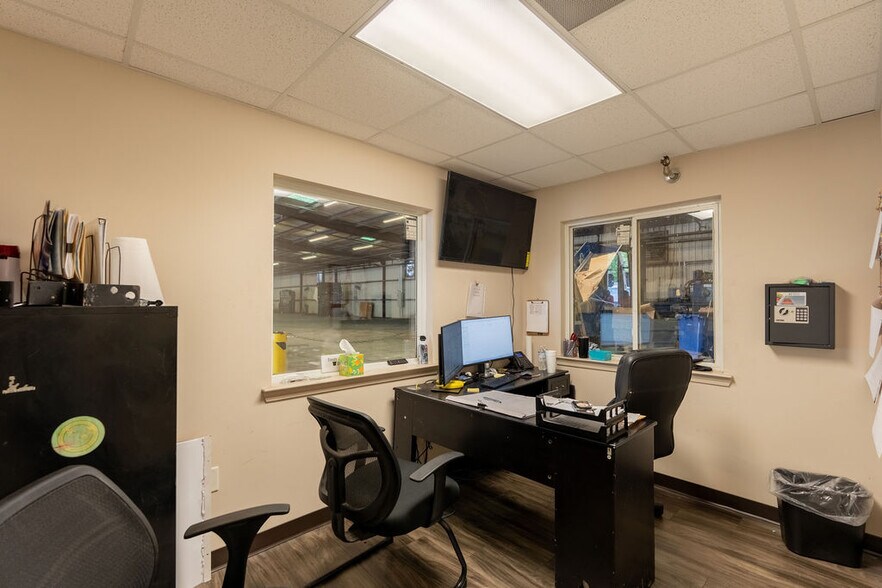 More Photos Of 89 Green St, Warner Robins Warehouse For Sale