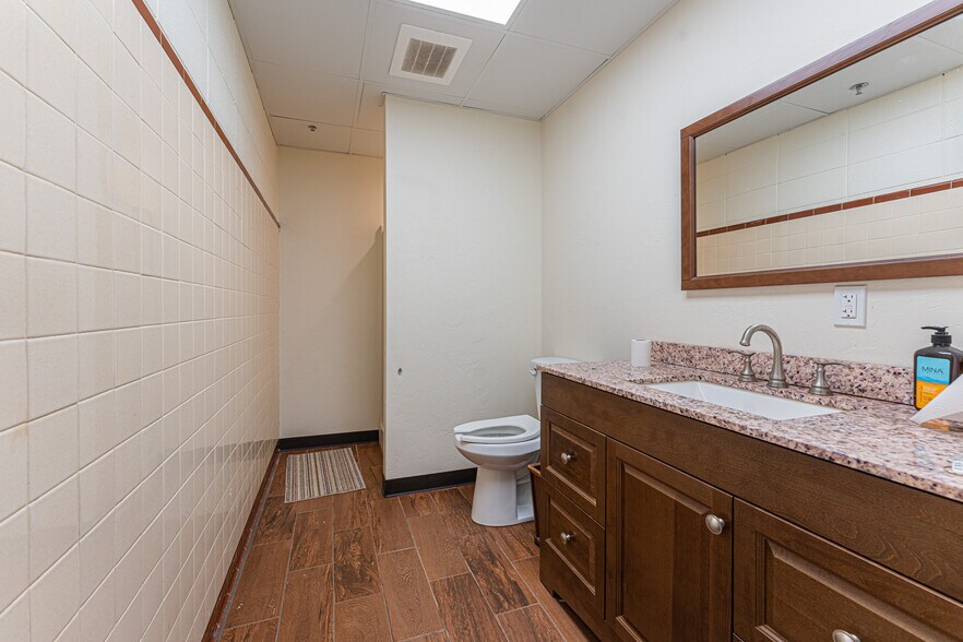 More Photos Of 1900 NE 36th St, Oklahoma City Office For Sale