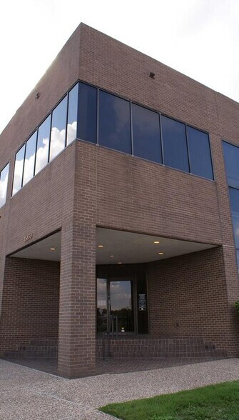 More Photos Of 13850 Gulf Fwy, Houston Office For Lease