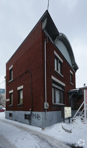 Primary Photo Of 790 Bronson Ave, Ottawa Veterinarian Kennel For Lease