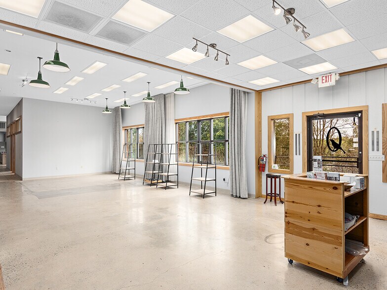 More Photos Of 701 Oriole Dr, Hendersonville Warehouse For Sale