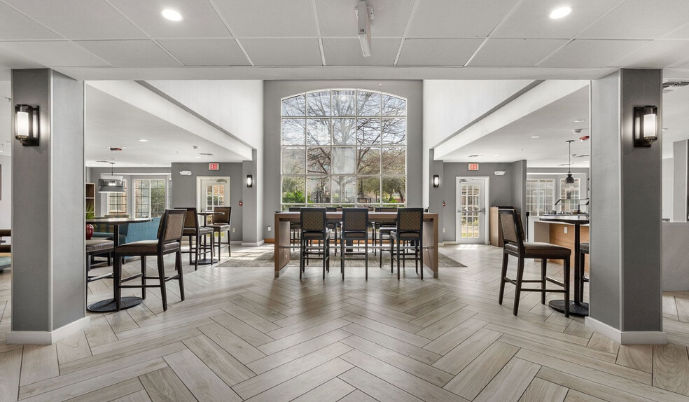 More Photos Of 1611 Airport Commerce Dr, Austin Hotel For Sale