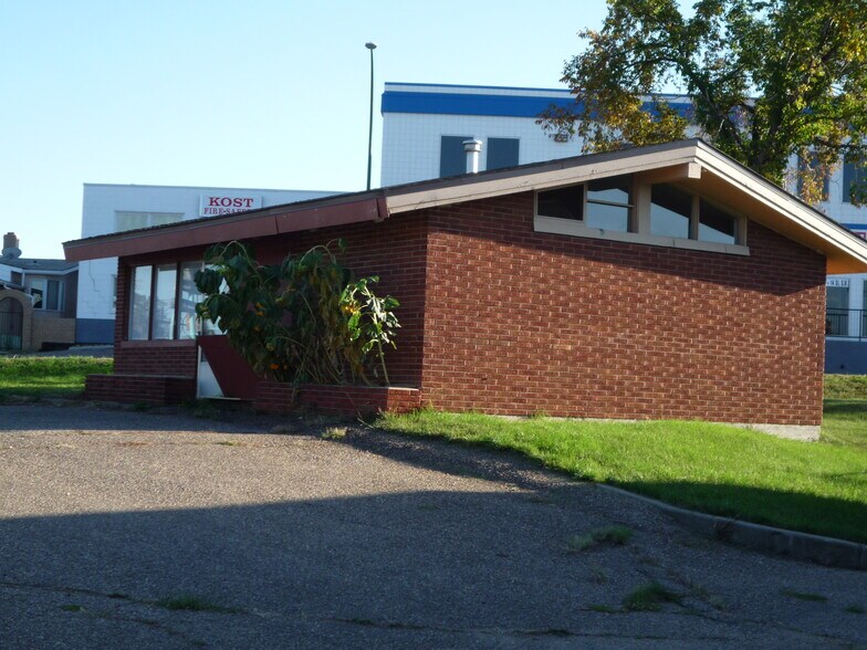 More Photos Of 638 14 St SW, Medicine Hat Bar For Sale