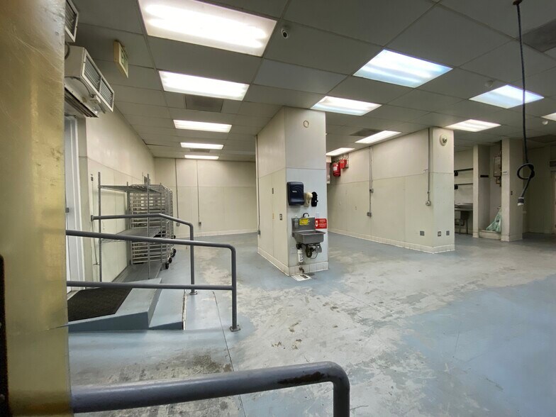 More Photos Of 5200 W Washington Blvd, Los Angeles Flex For Lease