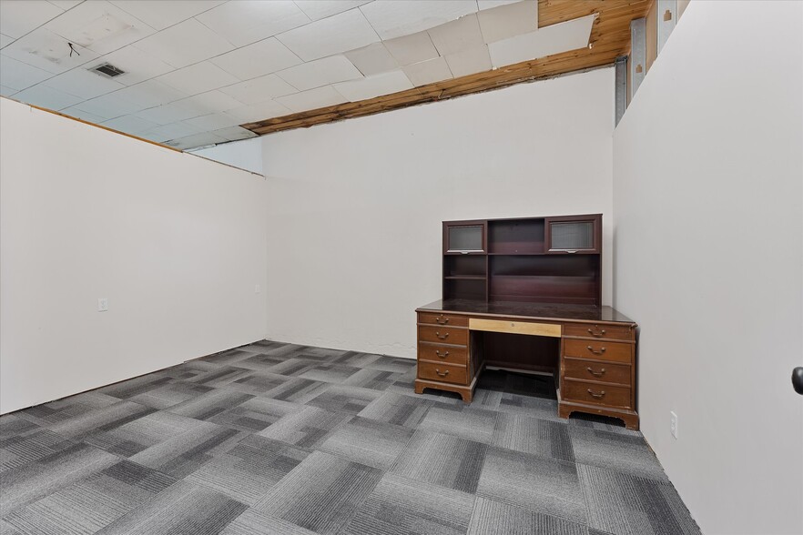 More Photos Of 313 E Main St, Humble Showroom For Sale