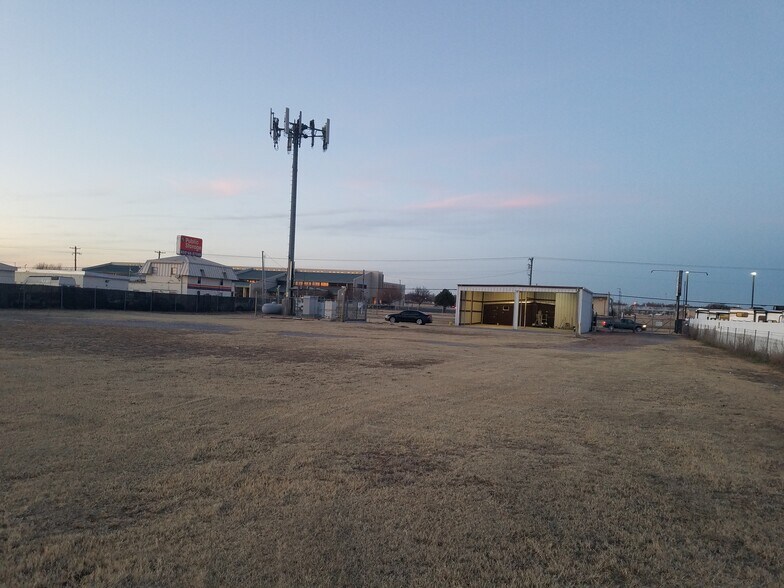 More Photos Of 7200 W Reno Ave, Oklahoma City Service For Lease
