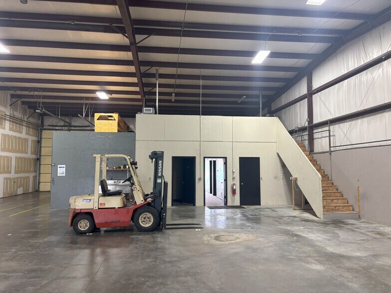 More Photos Of 1035 E 23rd St, Lawrence Warehouse For Lease