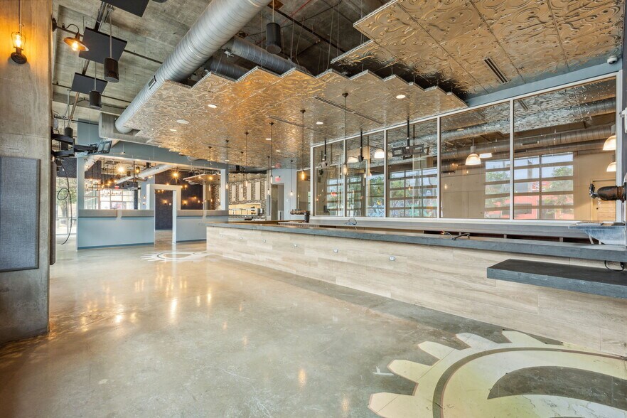 More Photos Of 340 Singleton Blvd, Dallas Restaurant For Lease