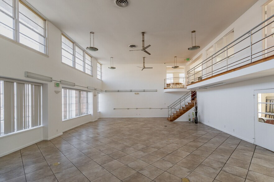 More Photos Of 5245 W San Fernando Rd, Los Angeles Showroom For Sale