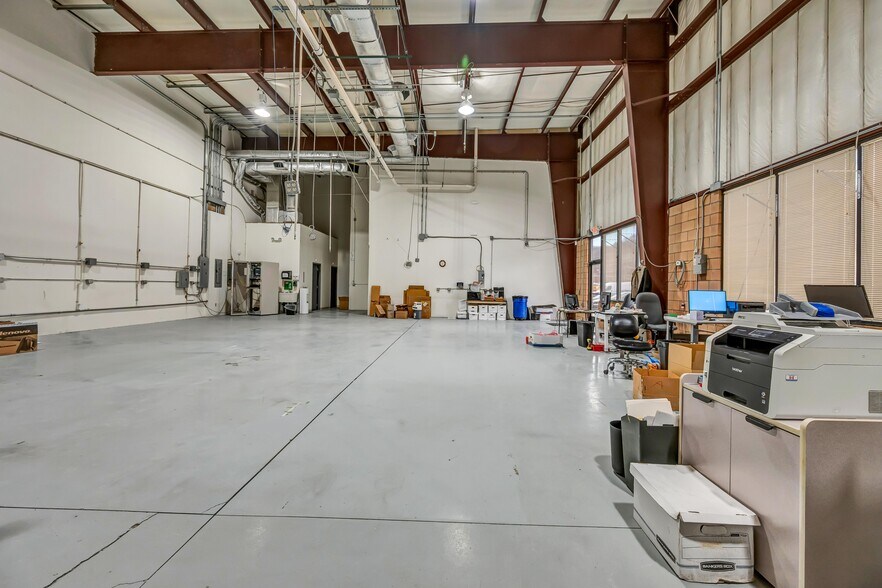 More Photos Of 1087 Federal Rd, Brookfield Warehouse For Lease