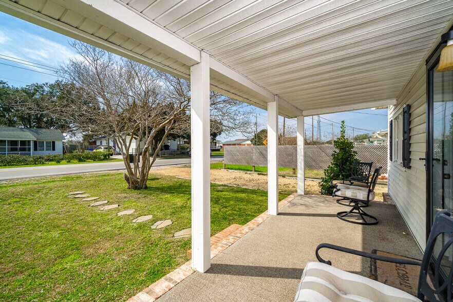 More Photos Of 1113 Lennoxville Rd, Beaufort Loft Creative Space For Sale