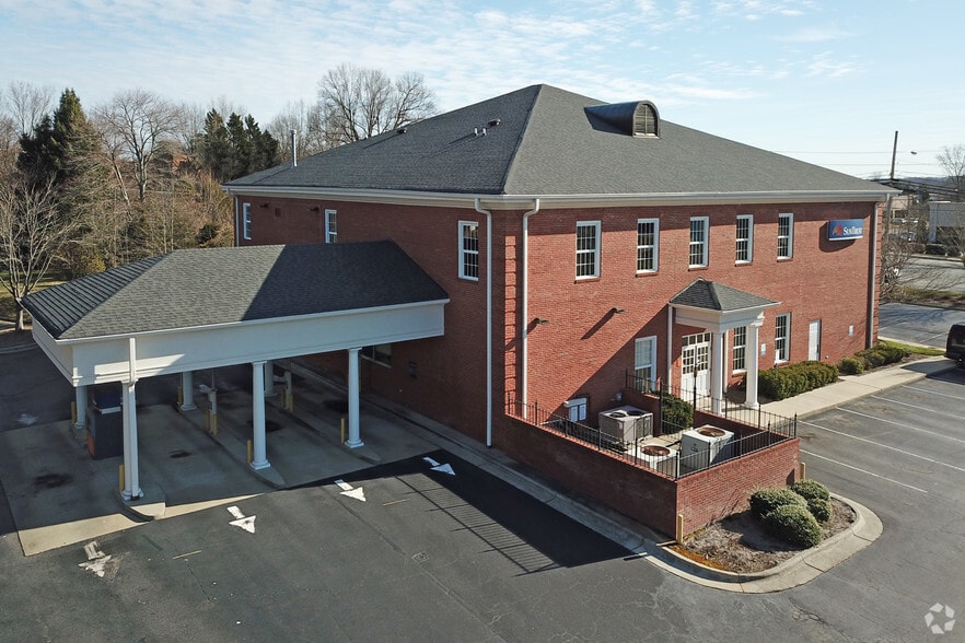More Photos Of 1301 Eastchester Dr, High Point Office For Lease