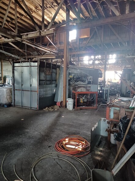 More Photos Of 419 S Broad St, Klamath Falls Light Distribution For Sale