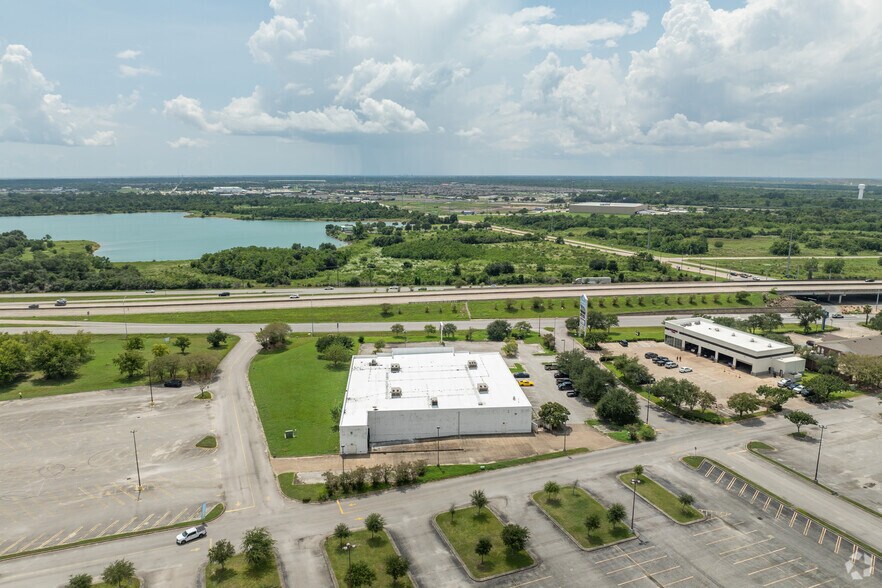 More Photos Of 9550 Emmett F Lowry Expy, Texas City Freestanding For Lease