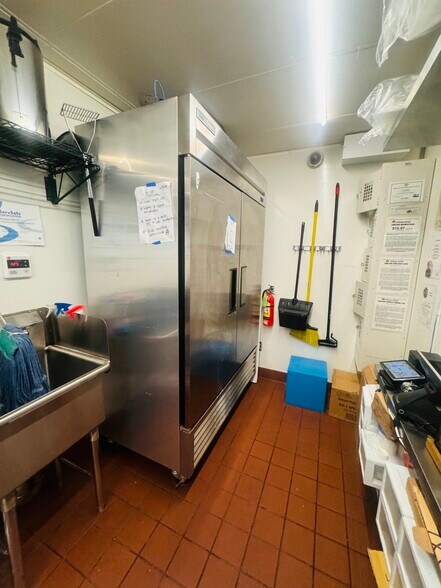 More Photos Of 175 Bay Pl, Oakland Restaurant For Lease