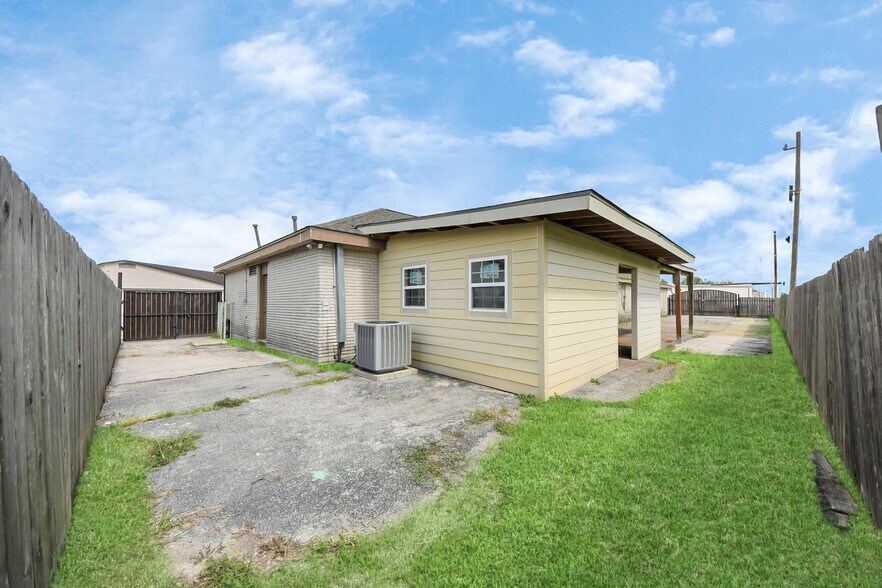 More Photos Of 2001 John St, Pasadena Office For Sale