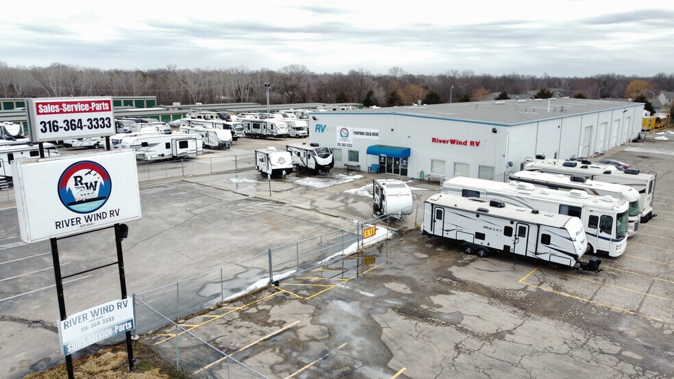 More Photos Of 1523 W Ledgerwood Rd, Andover Showroom For Lease