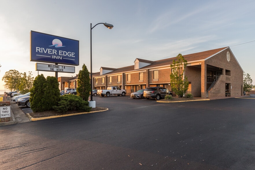 Primary Photo Of 30 Colonial Ave, Colonial Beach Hotel For Sale