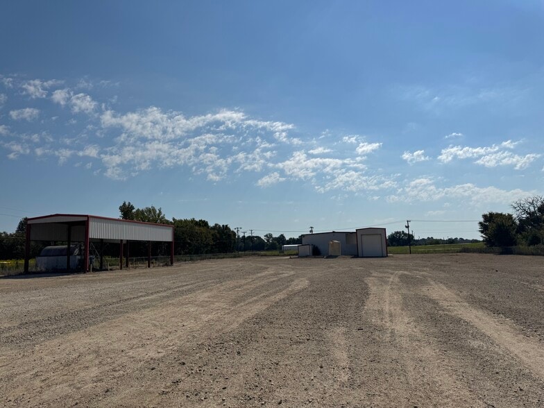 More Photos Of 9182 S US Highway 79, Palestine Service For Lease