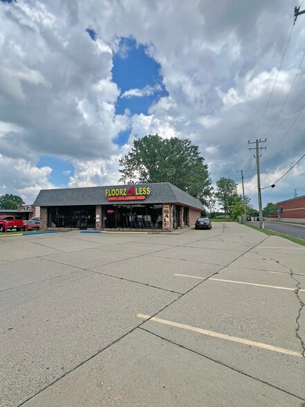 Primary Photo Of 33140-33150 S Gratiot Ave, Clinton Township Freestanding For Sale